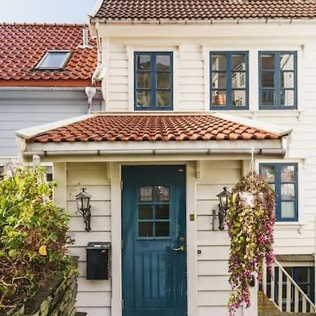 Sjarmerende Enebolig I Sandviken